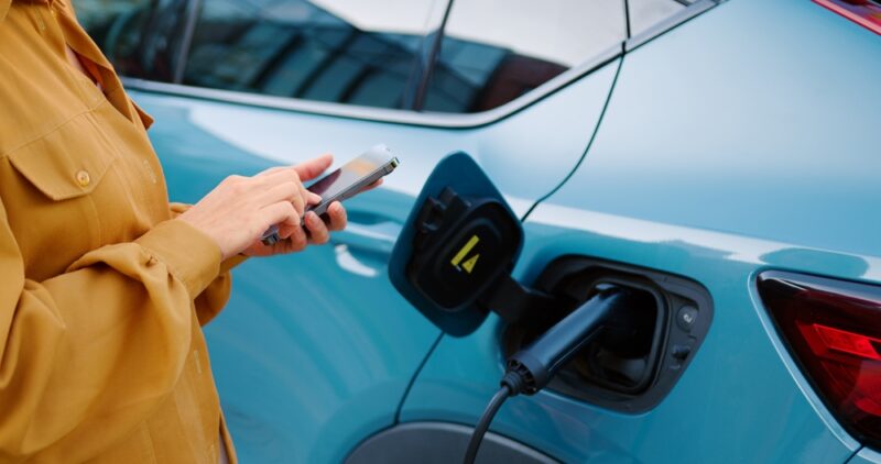 Korisnik preko mobilnog telefona prati i kontroliše punjenje električnog automobila.