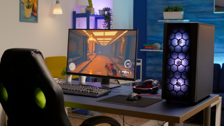 Sklapanje gejming PC-a u 2026 uz moderan računar sa snažnom grafičkom kartom, gejming monitorom i komponentama spremnim za najnovije igre.