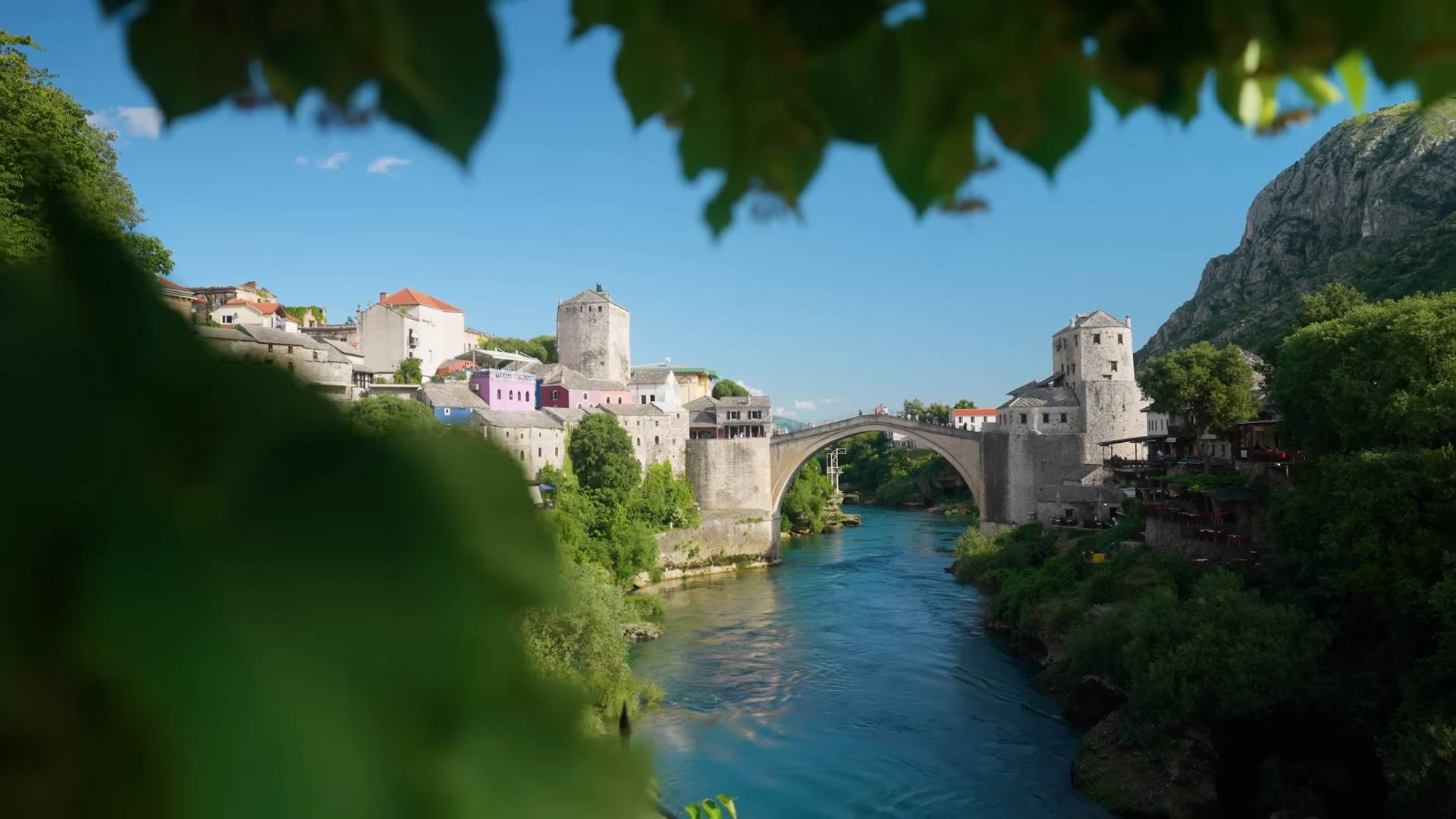 Pogled na Stari most u Mostaru i reku Neretvu.