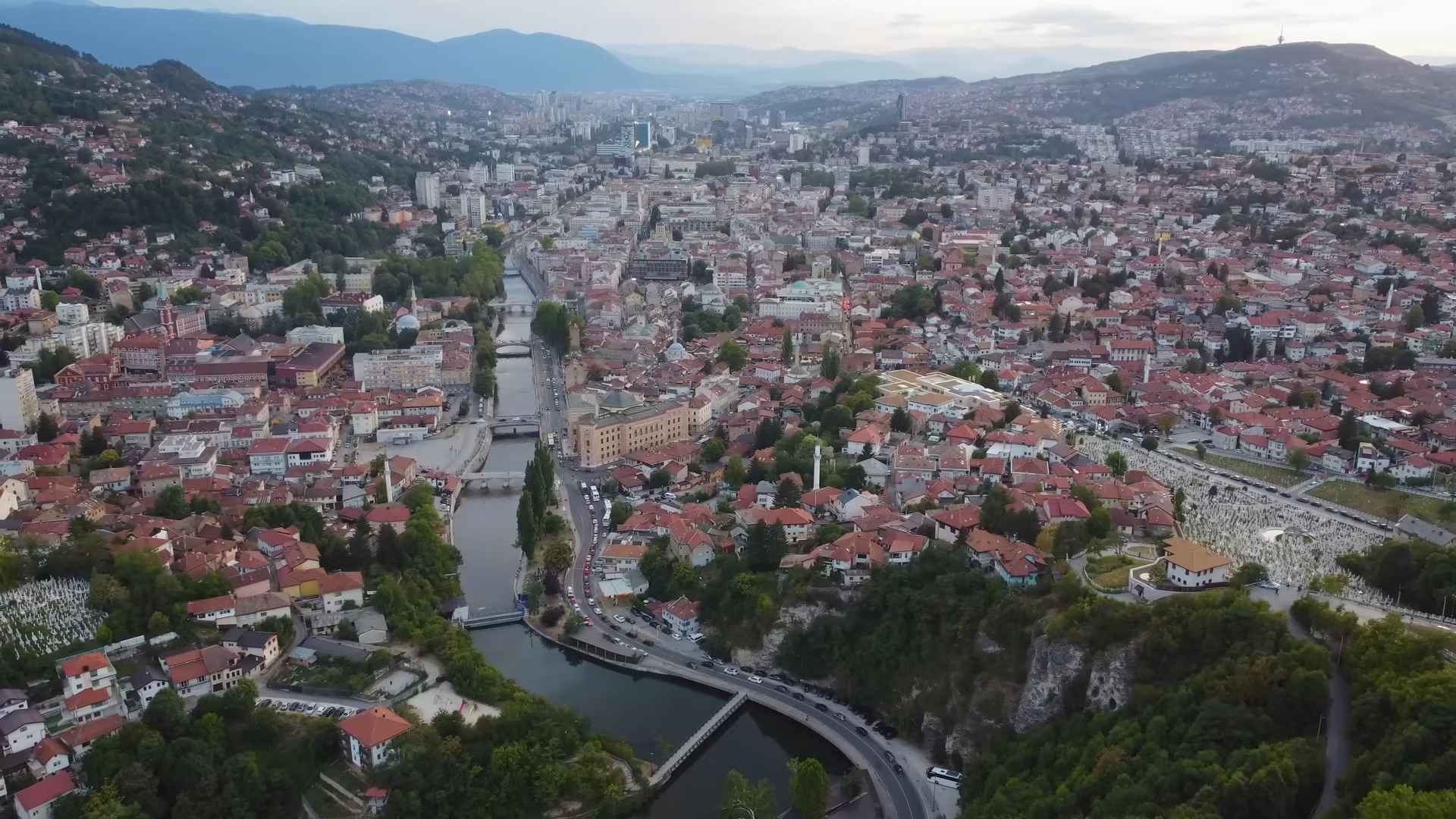Vazdušni pogled na Sarajevo, reku Miljacku i gradsko jezgro.
