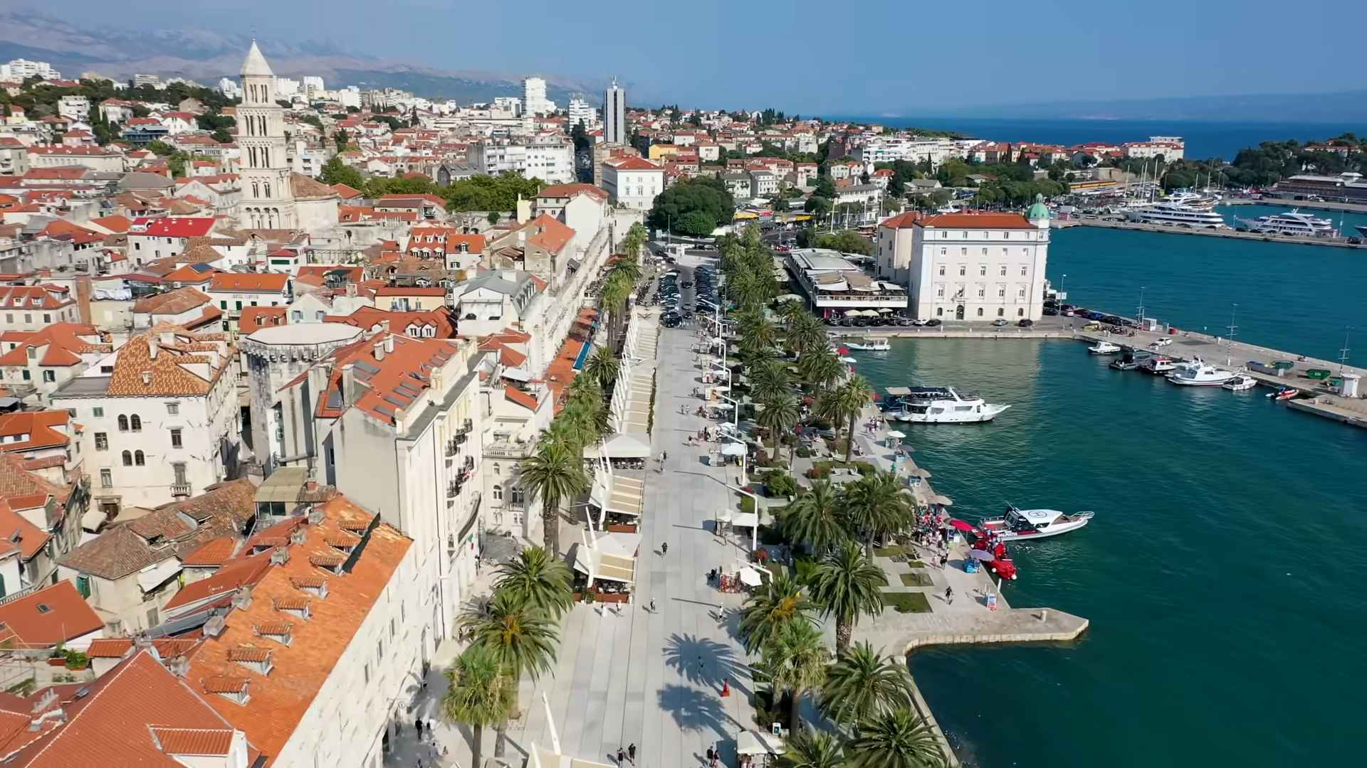 Panoramski pogled na Split, Rivu i Jadransko more.