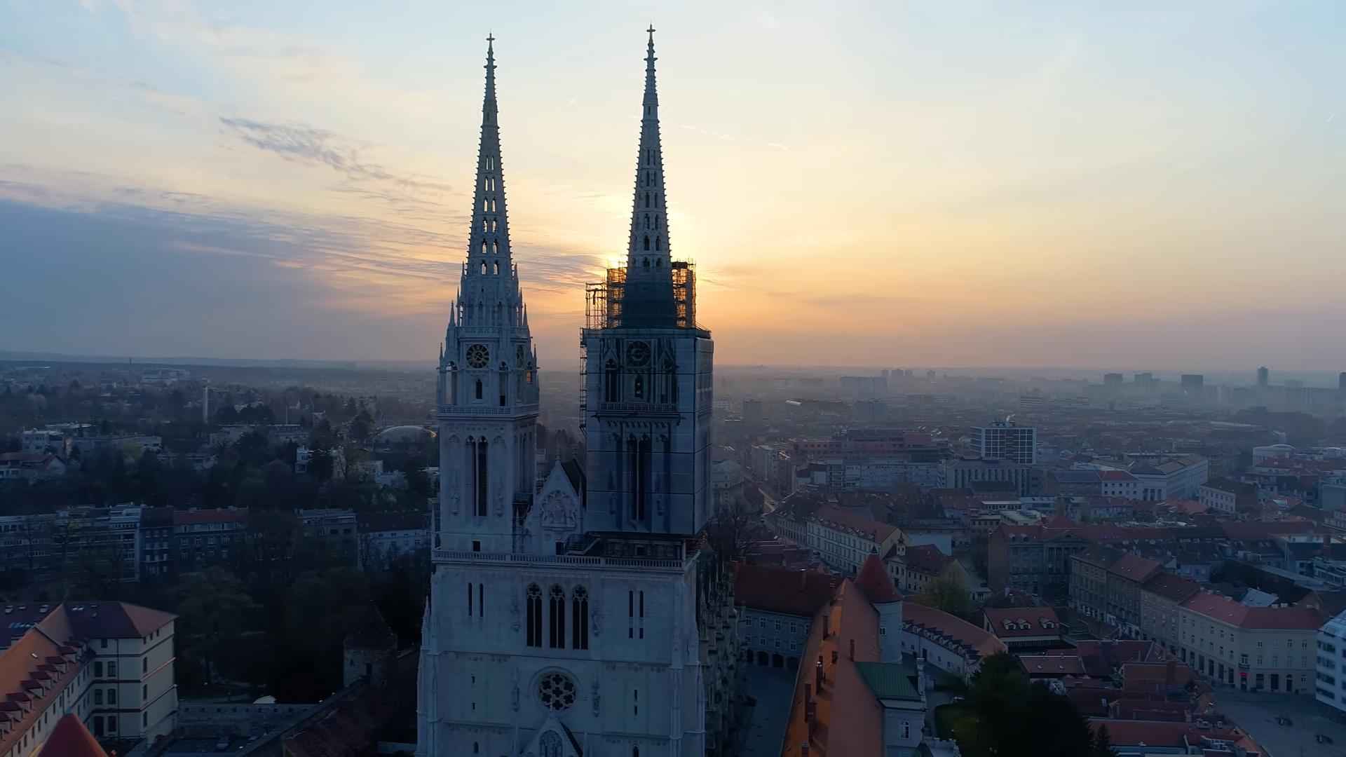 Pogled na Zagrebačku katedralu i centar grada u sumrak.