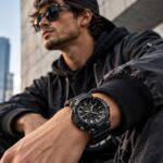 Mladić u modernoj crnoj streetwear odeći sa masivnim crnim G-Shock satom na ruci